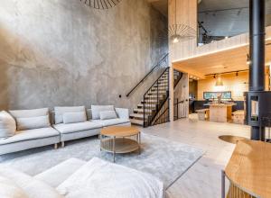 レヴィにあるModern High-Quality 4BR Villa in Levi Next to Ski Slopesのソファとテーブルのあるリビングルーム