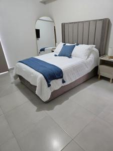 Llit o llits en una habitació de Depa con Cocina, Sala, Comedor y Alberca 41 fotos més