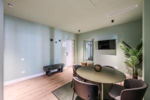 una sala de estar con una mesa y sillas en Suites Madrid Centro, en Madrid