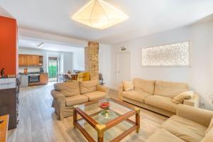 a living room with two couches and a table at Amplia casa para desconectar con vistas al lago in Lerate