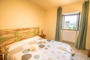 a bedroom with a bed and a window at Amplia casa para desconectar con vistas al lago in Lerate