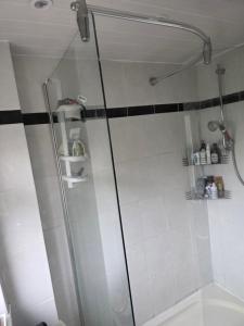 una doccia con una porta in vetro in un bagno di Spacious rooms Golders Green NW2 a Londra
