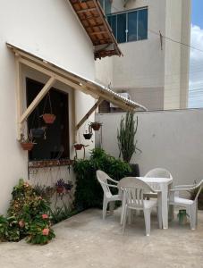 ParagominasにあるCasa prática e aconcheganteのパティオ(テーブル、椅子付)