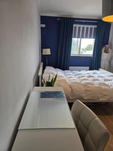 una camera da letto con un letto, un tavolo e un divano di Spacious rooms Golders Green NW2 a Londra Altre 6 foto