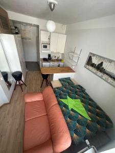 een woonkamer met een bank en een keuken bij Sweety house in Helsinki