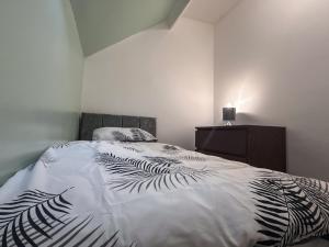 Un dormitorio con una cama con un edredón blanco y negro. en Vicky and sons Ltd, en Monkwearmouth 6 fotos más