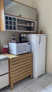 ParagominasにあるCasa prática e aconcheganteの電子レンジと冷蔵庫付きのキッチン