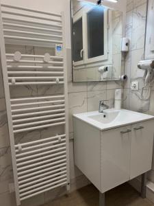 Bilik mandi di Bright & quiet apartment