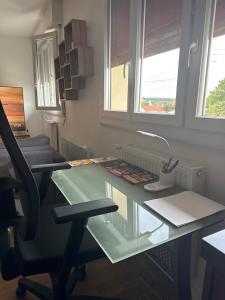 Ruang duduk di Bright & quiet apartment
