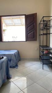 ParagominasにあるCasa prática e aconcheganteのベッドと窓が備わる客室です。