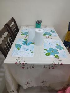 une table avec un rouleau de papier toilette dans l'établissement Home in Puchong Mahligai Achmed Homestay, à Puchong