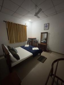a bedroom with a large bed and a mirror at Solace More Hotel - Battaramulla in Sri Jayewardenepura Kotte