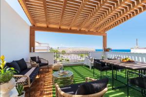 a patio with a table and chairs on a balcony at I Faraglioni Comfort Rooms in Terrasini