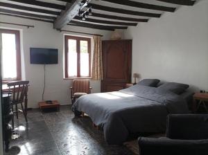 a bedroom with a bed and a table and chairs at Nice ground floor with garden for 2 people 