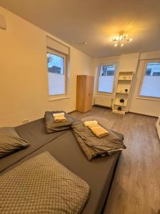 a bedroom with two beds in a room with windows at FlexHome Gemütliche Ferienwohnung in Lippstadt