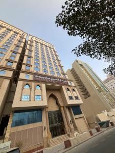 a tallartment building with aocracist at Marriot Palace Hotel Free Shuttle Service to Haram - فندق قصر ماريوت توصيل مجاني للحرم in Al ‘Azīzīyah