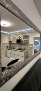 cocina con espejo grande en una habitación en Apartments Isidora, en Novi Sad