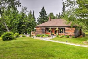 ein Blockhaus mit einem Hof und einem Haus in der Unterkunft LUX Waterfront Cottage at FarAway Pond in Dalton