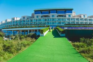 O grădină în afara AF HOTEL AQUAPARK