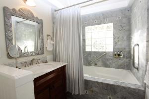 Koupelna v ubytování Lamp Lighter Inn and Sunset Suites + 33 fotografií