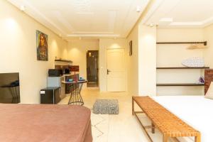 een woonkamer met een bed en een tafel bij Excellent apartment plus hot tub in Marrakesh
