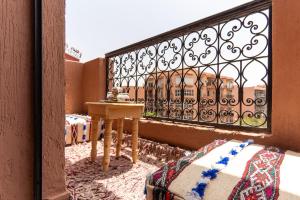 een balkon met een tafel en uitzicht op een gebouw bij Excellent apartment plus hot tub in Marrakesh