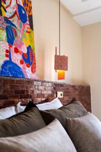 een slaapkamer met een bed en een schilderij aan de muur bij Excellent apartment plus hot tub in Marrakesh