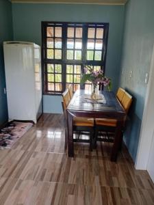 Morro ReuterにあるCantinho da Aneのダイニングルーム(テーブル、椅子、冷蔵庫付)