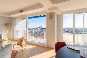 un salon avec une grande fenêtre avec vue dans l'établissement Appartement Design contemporain vue sur Orléans, à Orléans