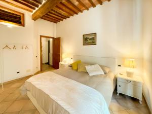 Postel nebo postele na pokoji v ubytování Da Vinci entire space in the heart of Tuscany