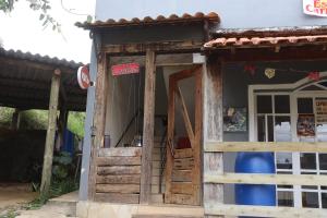 サン・ジョアン・デル・レイにあるCasa Buena Vibra Hostelの青い樽のある家の開いたドア
