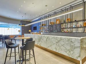 Ο χώρος του lounge ή του μπαρ στο Mercure Perth