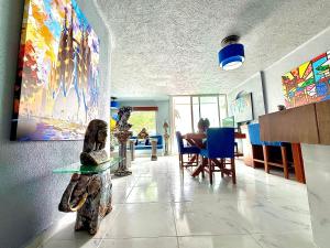 a room with a table and a painting on the wall at Espectacular Apto remodelado, de lujo y a pie de Playa con vista al mar in Manzanillo
