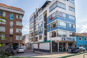 クスコにあるLa Parada Cusco Hotelの青白の街路