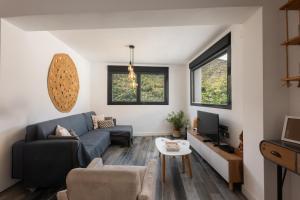 un salon avec un canapé et une télévision dans l'établissement Comeback el Rinconcito de Guajar, à Guájar-Faragüit