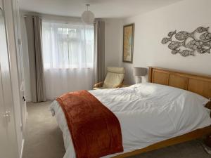 En eller flere senge i et værelse på 2 Bed-Sleeps 4-Parking-Pets-10 min walk to Beach