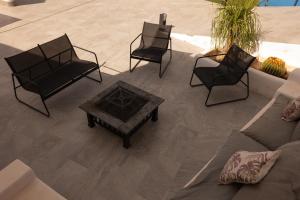 un patio avec des chaises, un canapé et une table dans l'établissement Comeback el Rinconcito de Guajar, à Guájar-Faragüit