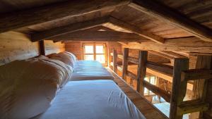 Postel nebo postele na pokoji v ubytování Hütte in Tirol Wattenberg