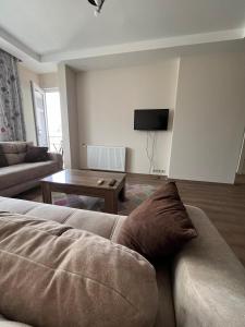 a living room with a couch and a table at mersin merkezde her yere kolay ulaşım in Mersin