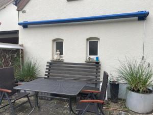 a picnic table and chairs in front of a house at LippeStay - Modernes Apartment für 2 in Werne an der Lippe