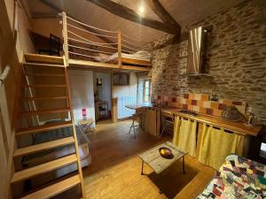 an overhead view of a room with bunk beds at Grand gîte pour 18 personnes dans la campagne tarnaise in Andouque