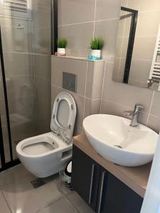 a bathroom with a toilet and a sink at mersin merkezde her yere kolay ulaşım in Mersin