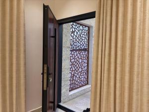 Una puerta con una ventana en una habitación en شاليه خيال, en Sanāw 5 fotos más
