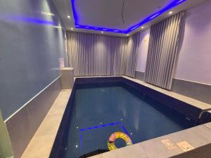una piscina con un juguete en el medio en شاليه خيال, en Sanāw
