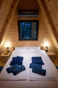 Un pat sau paturi într-o cameră la Charda Guesthouse