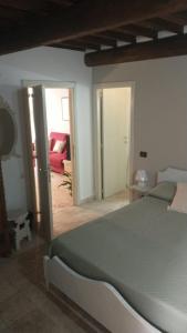 une chambre avec un lit et un salon dans l'établissement La Libellula, à Capannoli 24 autres photos