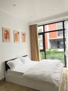 Ðình LoanにあるMàn Thầu Homestayのベッドと大きな窓のある寝室