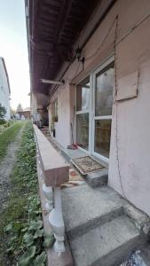 a concrete bench sitting outside of a building at Reghin Ultra Central in Reghin