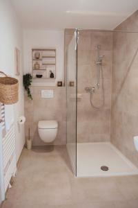 une salle de bain avec douche et toilettes dans l'établissement Zenkoje - Ihr Ferienzuhause in der Pfalz!, à Neustadt an der Weinstraße 21 autres photos