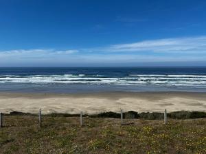 ニューポートにあるKrakens Koveの海とビーチの景色を望めます。 +3枚の写真